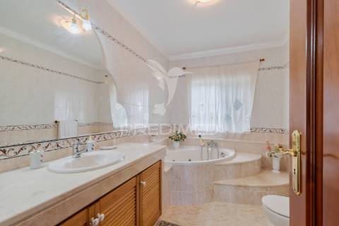 Encantadora moradia t5 em alcácer do sal com terreno de 1540m2 em plena natureza alentejana