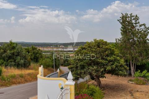 Encantadora moradia t5 em alcácer do sal com terreno de 1540m2 em plena natureza alentejana