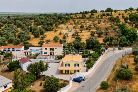 Encantadora moradia t5 em alcácer do sal com terreno de 1540m2 em plena natureza alentejana