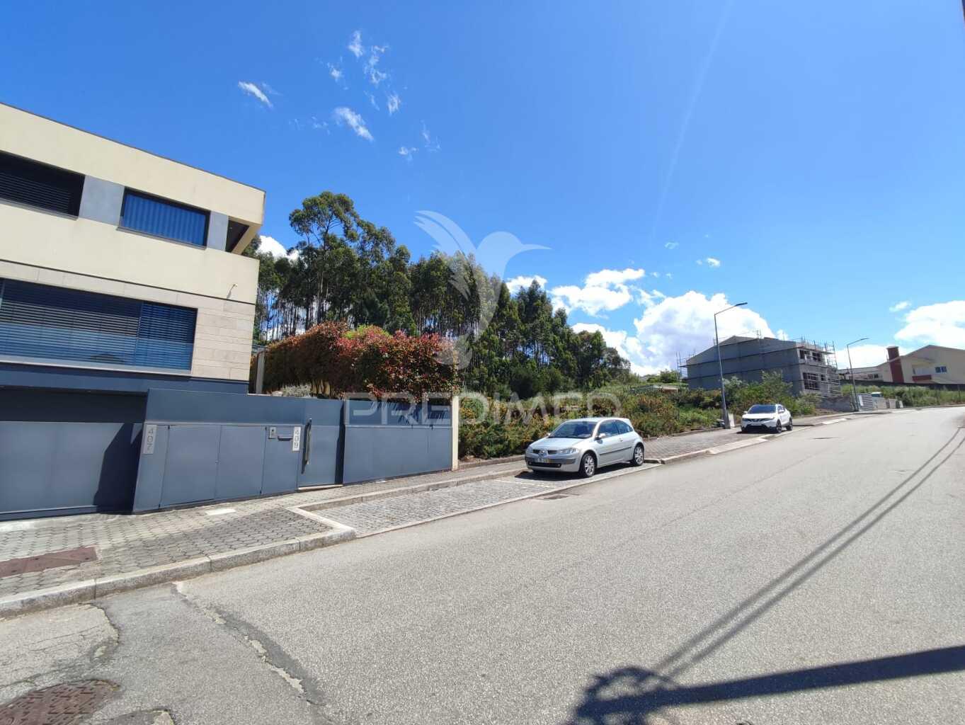 Terreno – moradia de 3 frentes – valadares