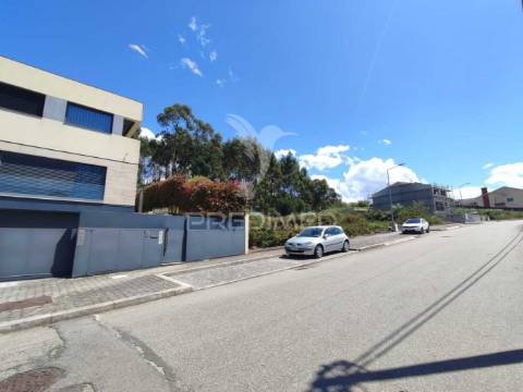 Terreno – moradia de 3 frentes – valadares