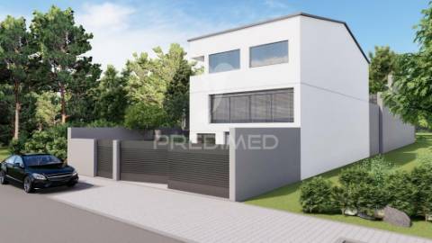 Terreno – moradia de 3 frentes – valadares