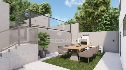 Terreno – moradia de 3 frentes – valadares