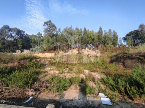 Terreno – moradia de 3 frentes – valadares