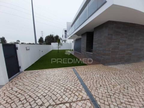 Moradia t5 isolada - entroncamento - quinta do bonito