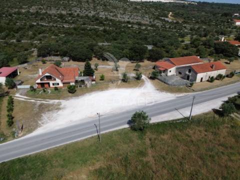 Moradia + estabelecimento comercial - mendiga, porto de mós