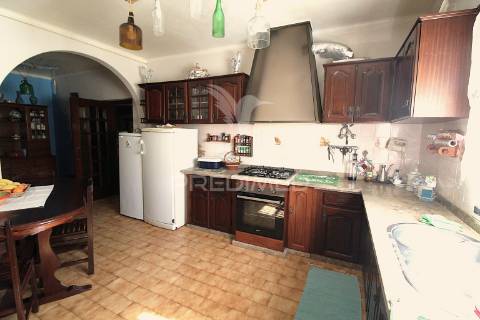 Moradia + estabelecimento comercial - mendiga, porto de mós