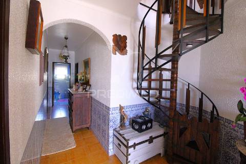 Moradia + estabelecimento comercial - mendiga, porto de mós