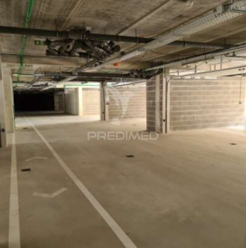 Lugar de garagem junto à praia canidelo