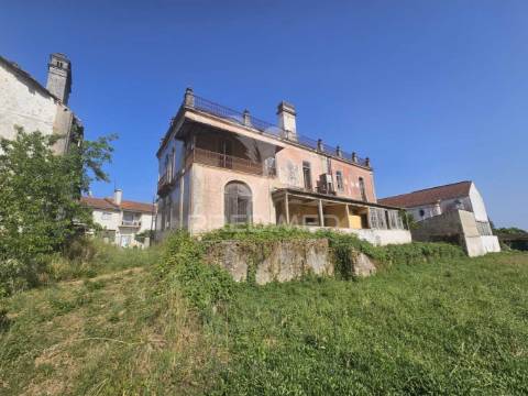 Solar histórico no centro da localidade de cabaços, distrito de leiria