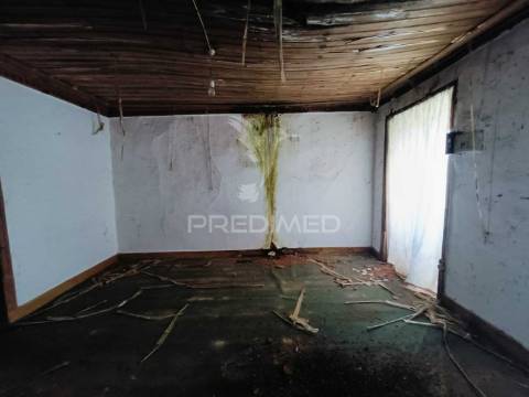 Moradia  t2 para recuperar (s. mamede)