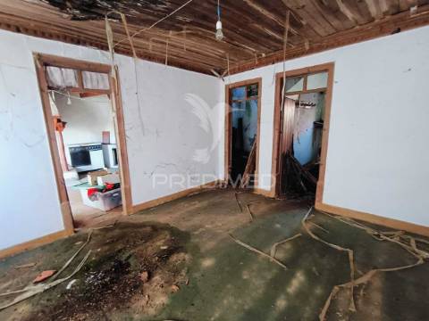 Moradia  t2 para recuperar (s. mamede)