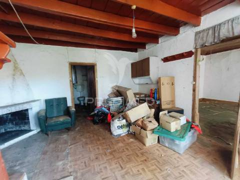 Moradia  t2 para recuperar (s. mamede)