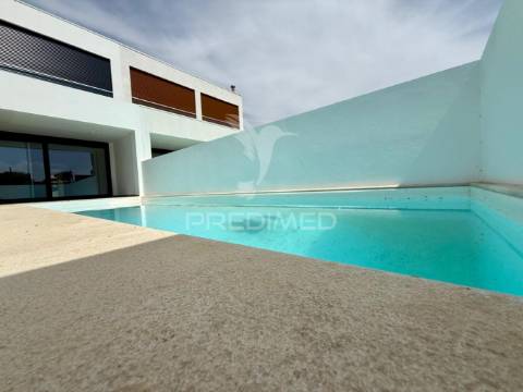 Moradia t3 com acabamentos de luxo e piscina - quinta da amizade, setúbal