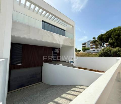 Moradia t3 com acabamentos de luxo e piscina - quinta da amizade, setúbal