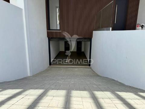 Moradia t3 com acabamentos de luxo e piscina - quinta da amizade, setúbal