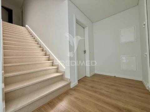 Moradia t3 com acabamentos de luxo e piscina - quinta da amizade, setúbal