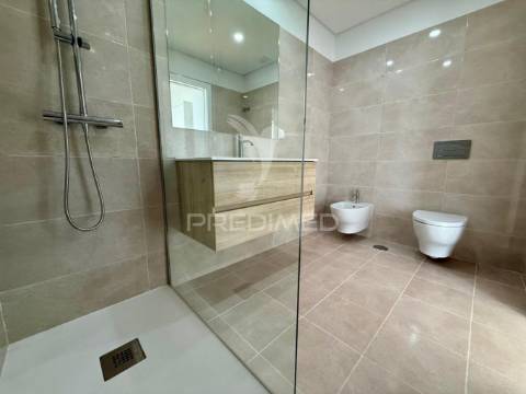 Moradia t3 com acabamentos de luxo e piscina - quinta da amizade, setúbal