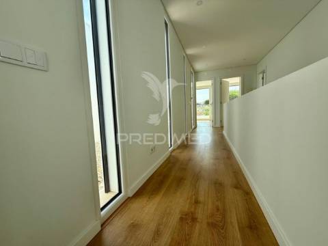 Moradia t3 com acabamentos de luxo e piscina - quinta da amizade, setúbal