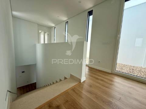 Moradia t3 com acabamentos de luxo e piscina - quinta da amizade, setúbal