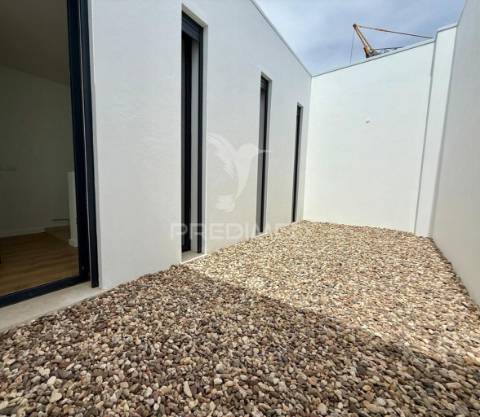 Moradia t3 com acabamentos de luxo e piscina - quinta da amizade, setúbal