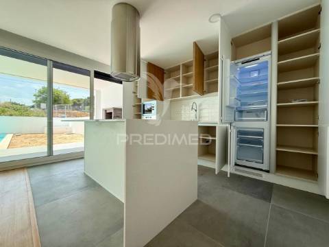 Moradia t3 com acabamentos de luxo e piscina - quinta da amizade, setúbal