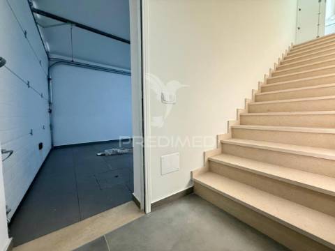 Moradia t3 com acabamentos de luxo e piscina - quinta da amizade, setúbal