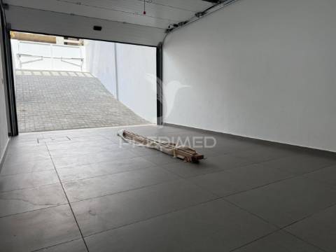 Moradia t3 com acabamentos de luxo e piscina - quinta da amizade, setúbal