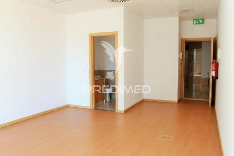 Escritório com vista rio, wc e estacionamento - lisboa