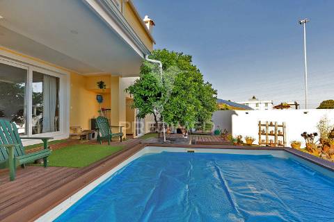Moradia bifamiliar remodelada com jardim e piscina, loures