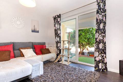 Moradia bifamiliar remodelada com jardim e piscina, loures