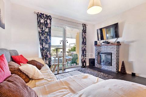 Moradia bifamiliar remodelada com jardim e piscina, loures