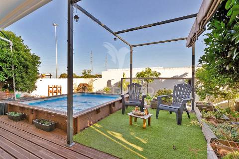 Moradia bifamiliar remodelada com jardim e piscina, loures