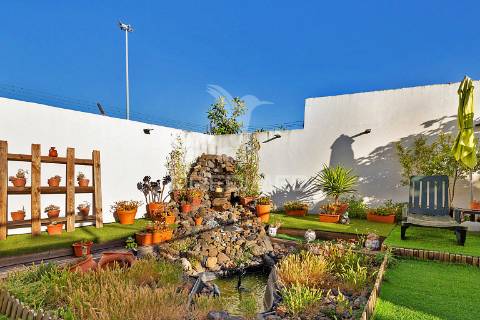 Moradia bifamiliar remodelada com jardim e piscina, loures