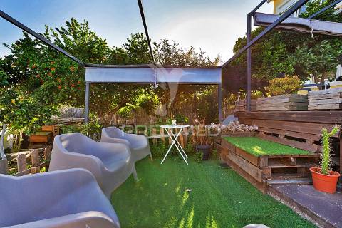 Moradia bifamiliar remodelada com jardim e piscina, loures