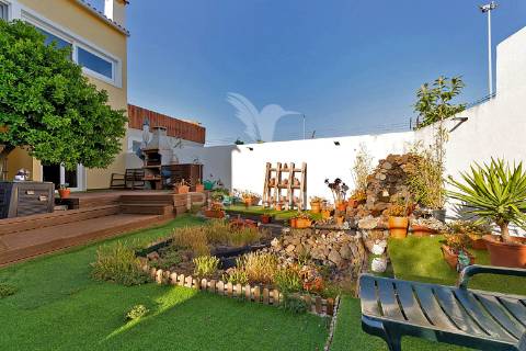 Moradia bifamiliar remodelada com jardim e piscina, loures