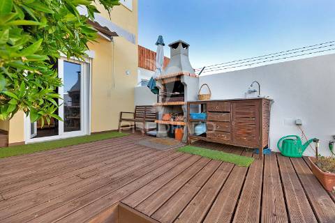 Moradia bifamiliar remodelada com jardim e piscina, loures