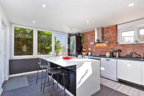 Moradia bifamiliar remodelada com jardim e piscina, loures