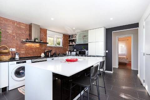 Moradia bifamiliar remodelada com jardim e piscina, loures