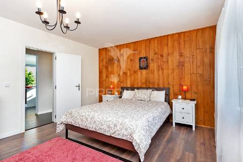 Moradia bifamiliar remodelada com jardim e piscina, loures