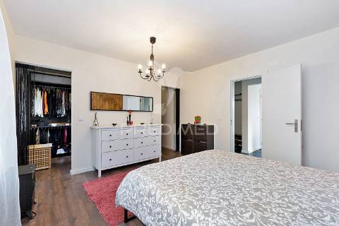 Moradia bifamiliar remodelada com jardim e piscina, loures