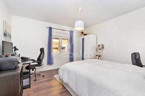 Moradia bifamiliar remodelada com jardim e piscina, loures