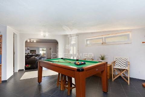 Moradia bifamiliar remodelada com jardim e piscina, loures