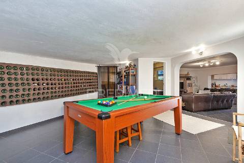 Moradia bifamiliar remodelada com jardim e piscina, loures