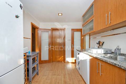 Moradia bifamiliar remodelada com jardim e piscina, loures