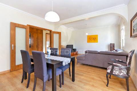 Moradia bifamiliar remodelada com jardim e piscina, loures