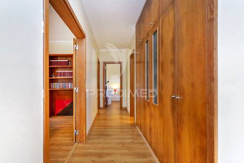 Moradia bifamiliar remodelada com jardim e piscina, loures