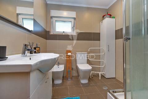 Moradia bifamiliar remodelada com jardim e piscina, loures