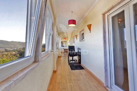 Moradia bifamiliar remodelada com jardim e piscina, loures