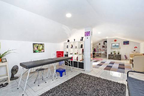 Moradia bifamiliar remodelada com jardim e piscina, loures